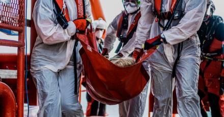 Italie - Laissant derrière lui une mer de honte, l'Ocean Viking s'apprête à débarquer 236 personnes rescapées en Sicile.